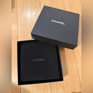 CHANEL Elegant gift box with protective insert!